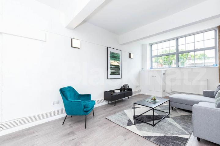 A large and spacious studio within a warehouse convertion Ability View / Kingsland Road, Haggerston